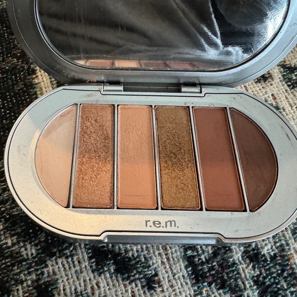 R.E.M. Babydoll eyeshadow palette